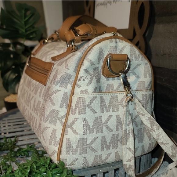 Large Mik Young Purse in excellent condition - Picture 4 of 4